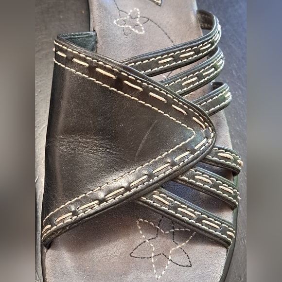 Clarks Black Leather Open Toe Slides  Size 7M - Picture 2 of 10